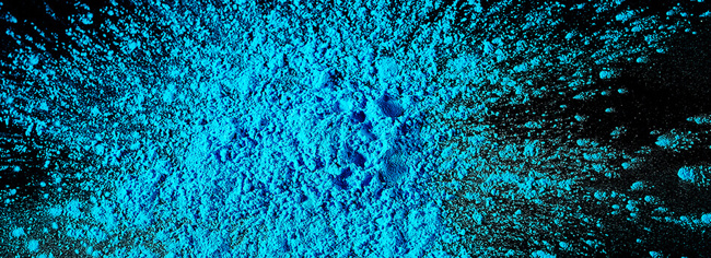 Blaues Pulver auf schwarzem Hintergrund
