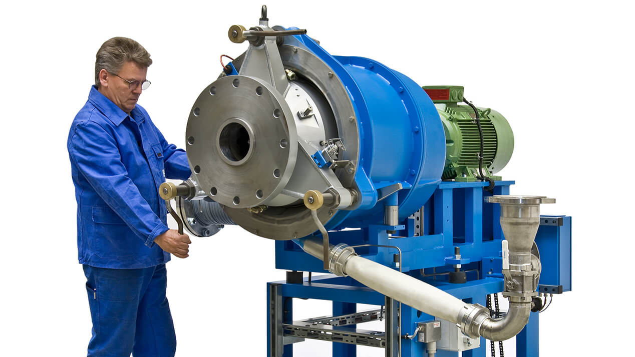 Coperion Ingenieur arbeitet an einer Wasserringgranulierung WRG