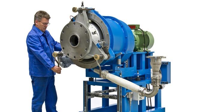 Coperion Ingenieur arbeitet an Wasserringgranulierung WRG