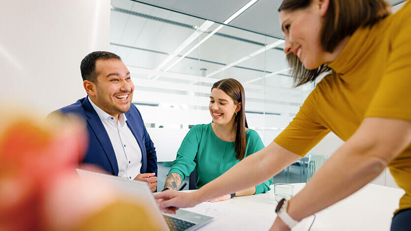 Coperion Mitarbeiter lachen in einem Meeting