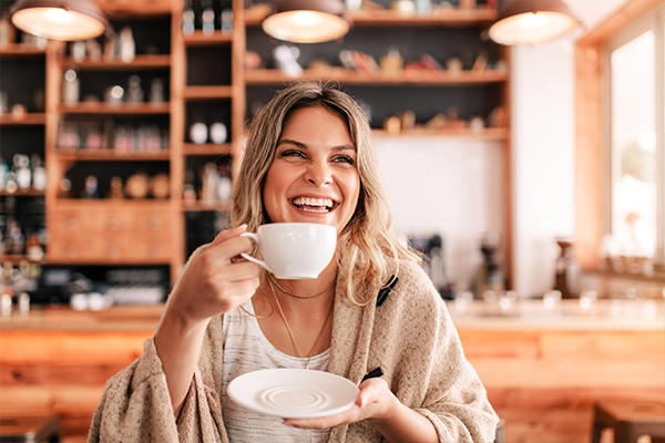 Frau am Kaffee trinken