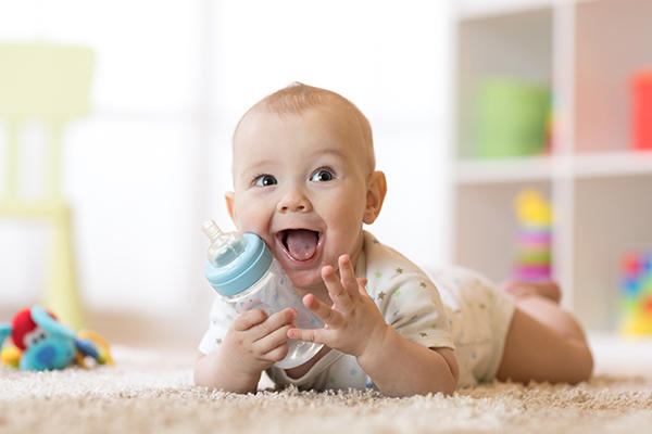 Baby mit Fläschchen