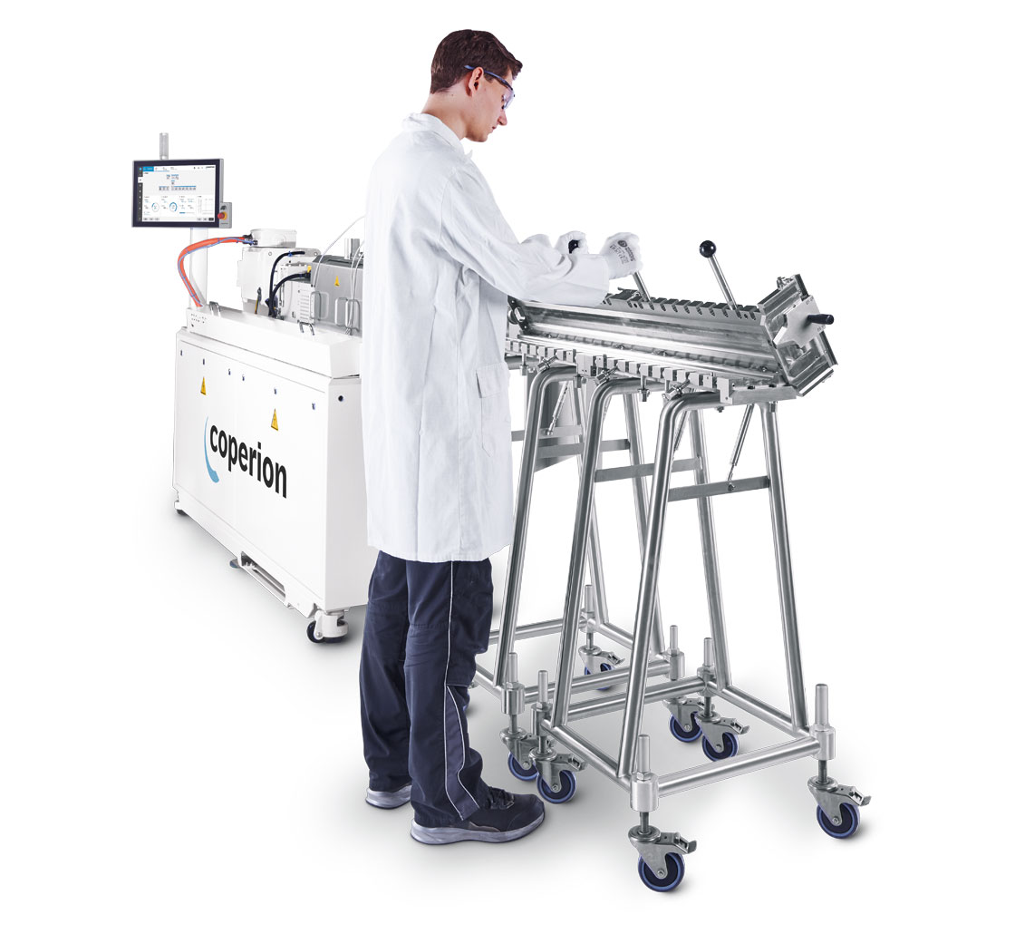 Coperion Ingenieur arbeitet an Doppelschneckenextrduer Kühldüse MEGAtex S7